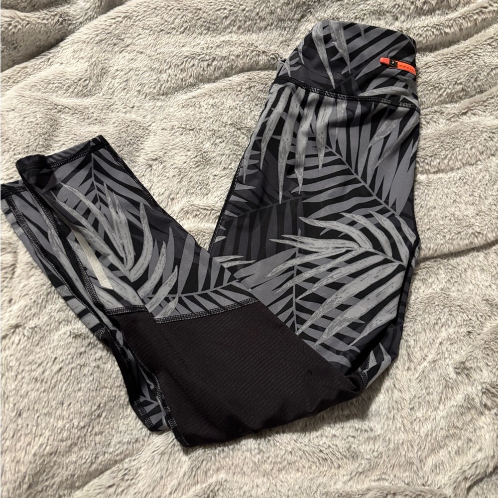 Old Navy Black and Gray Leaf Print Capris